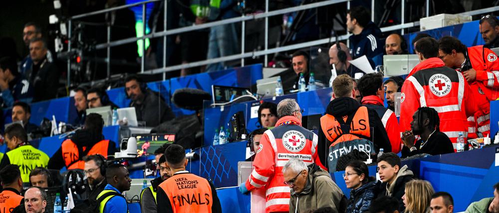 Der Zuschauer stürzte in den Bereich der Pressetribüne.