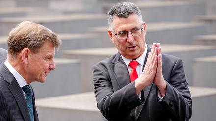 Der israelische Außenminister Gideon Saar (r.) mit seinem deutschen Amtskollegen Johann Wadephul in Berlin.
