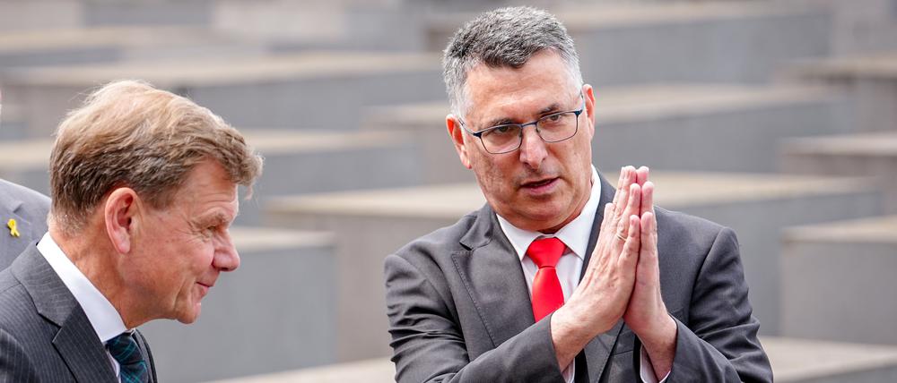 Der israelische Außenminister Gideon Saar (r.) mit seinem deutschen Amtskollegen Johann Wadephul in Berlin.