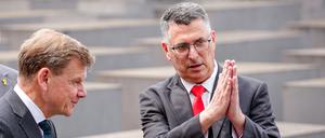 Der israelische Außenminister Gideon Saar (r.) mit seinem deutschen Amtskollegen Johann Wadephul in Berlin.