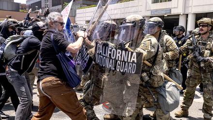 Demonstranten und Soldaten der Nationalgarde geraten in Los Angeles aneinander.
