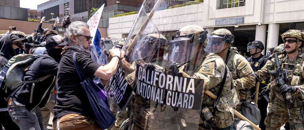 Demonstranten und Soldaten der Nationalgarde geraten in Los Angeles aneinander.