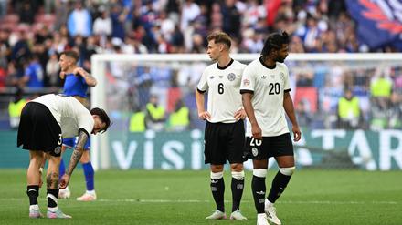 Joshua Kimmich (M) sollte nach Meinung von Lothar Matthäus im Mittelfeld spielen.
