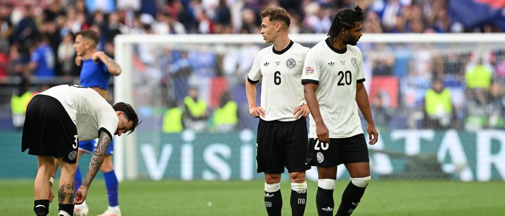 Joshua Kimmich (M) sollte nach Meinung von Lothar Matthäus im Mittelfeld spielen.