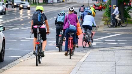 ARCHIV - 02.06.2025, Sachsen, Dresden: Radfahrer sind am Morgen auf der Albertbrücke in Richtung Sachsenplatz unterwegs.
