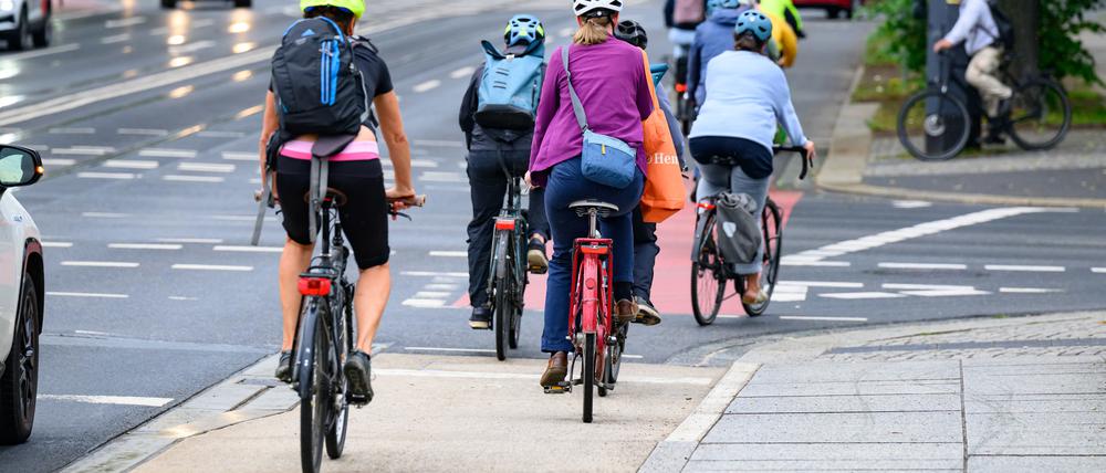 ARCHIV - 02.06.2025, Sachsen, Dresden: Radfahrer sind am Morgen auf der Albertbrücke in Richtung Sachsenplatz unterwegs.