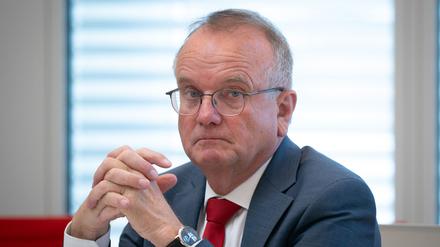Brandenburgs Verkehrsminister Detlef Tabbert (BSW) verteidigt die geplante Streichung einzelner Fahrten auf acht Bahnlinien. (Archivbild)
