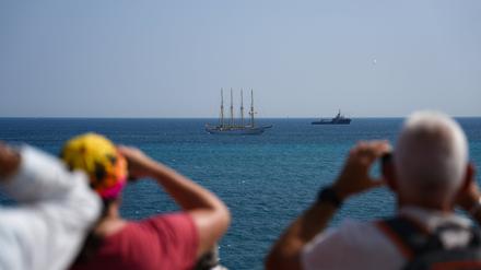 08.06.2025, Frankreich, Nizza: Menschen fotografieren Schiffe während der Veranstaltung „Ocean Wonders“ zu Ehren des Weltozeantags im Vorfeld der UN-Ozeankonferenz.