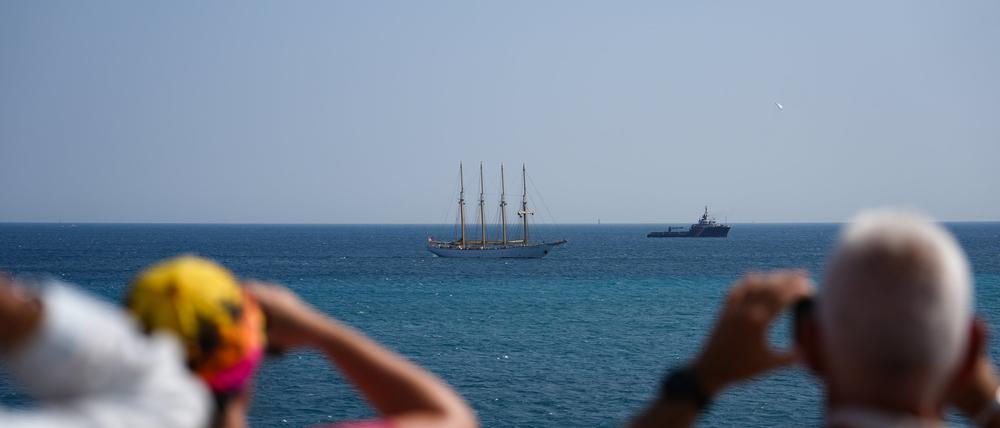 08.06.2025, Frankreich, Nizza: Menschen fotografieren Schiffe während der Veranstaltung „Ocean Wonders“ zu Ehren des Weltozeantags im Vorfeld der UN-Ozeankonferenz.