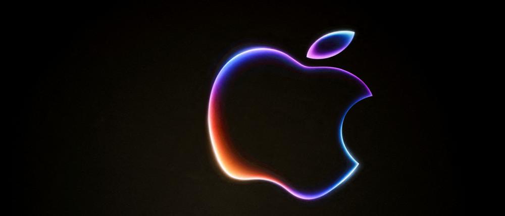 Der CEO von Apple Tim Cook steht vor einer schwarzen Wand mit einem Apple Symbol. 
