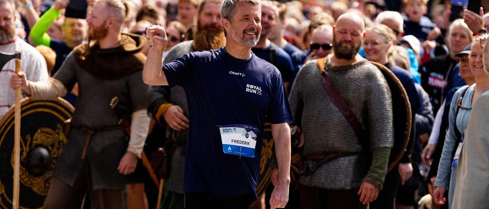 Ganz nah dran am König: Frederik (Mitte) nimmt am Königslauf in der Altstadt von Ribe teil.