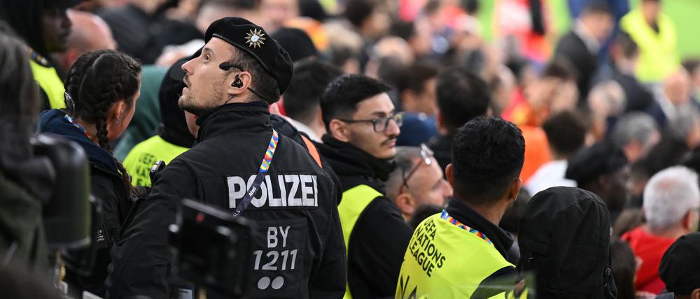 Der Vorfall in der Verlängerung sorgte für ein Großaufgebot an Sicherheitskräften und medizinischem Personal auf der Tribüne.