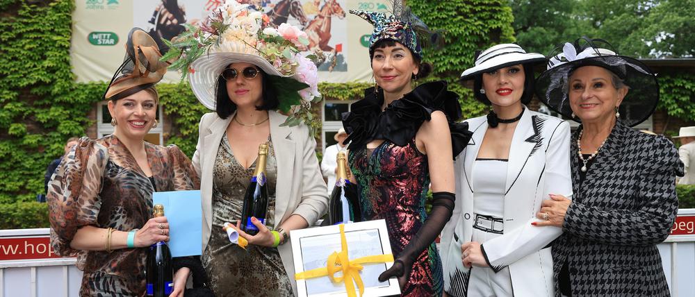 Fashion-Contest-Gewinnerin Sandra Möhlmann (Mitte), Hutdesignerin Pauline Stolze (zweite von rechts) und Dagmar Frederic (rechts).