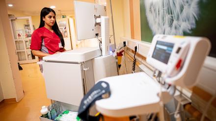 Die Pflegerin Teyssir Ben Rejeb arbeitet im Vivantes Auguste-Viktoria-Klinikum an einem Computer.