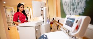 Die Pflegerin Teyssir Ben Rejeb arbeitet im Vivantes Auguste-Viktoria-Klinikum an einem Computer.