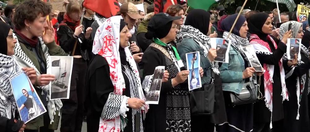 Am Berliner Alex versammelten sich Hunderte, um gegen den Stopp der „Madleen“ zu demonstrieren.