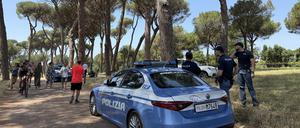 Die Polizei ermittelt im Stadtpark Villa Doria Pamphili, nachdem zwei Leichen gefunden wurden.  