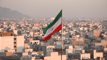 Die Flagge des Iran ist in dieser Panoramaaufnahme über der Hauptstadt Teheran zu sehen.