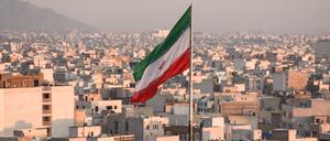 Die Flagge des Iran ist in dieser Panoramaaufnahme über der Hauptstadt Teheran zu sehen.