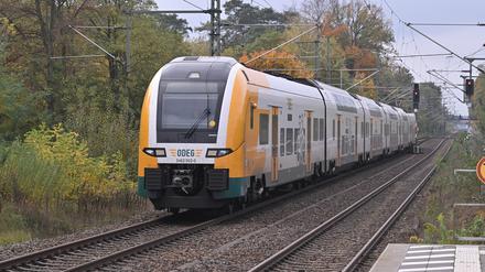 Ein Zug des Regionalexpress 1 am Bahnhof Potsdam Griebnitzsee. (Symbolbild) 
