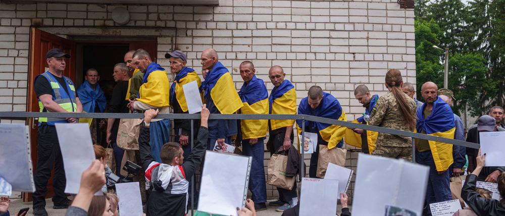 Eine neue Gruppe ukrainischer und russischer Kriegsgefangener sind bei einem Austausch freigekommen (Archivbild)