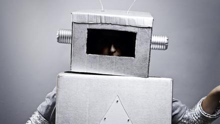 Ein Mensch im Roboter-Kostüm