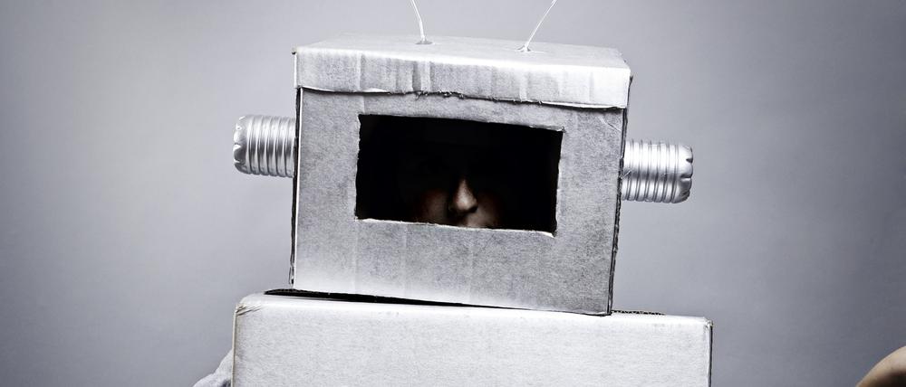 Ein Mensch im Roboter-Kostüm