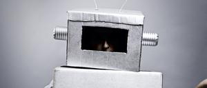 Ein Mensch im Roboter-Kostüm