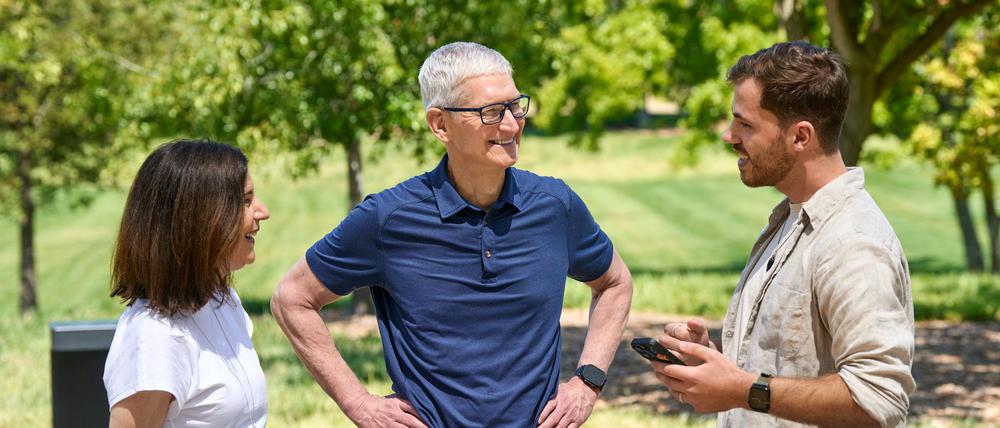 Ein Dresdner Student (r) gewinnt einen Entwickler-Wettbewerb von Apple für Studenten.