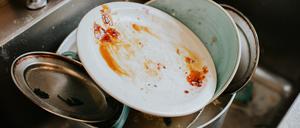 Dreckiges Geschirr stapelt sich in einem Abguss. (Symbolbild)