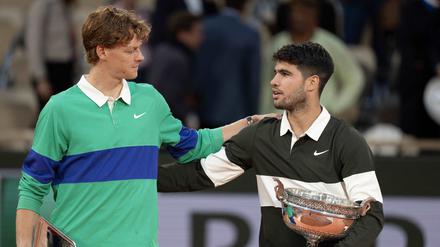 Respekt für diese Leistung. Jannik Sinner (l.) und Carlos Alcaraz lieferten sich ein denkwürdiges Finale in Roland Garros.