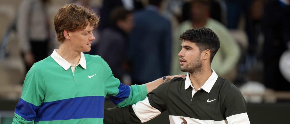 Respekt für diese Leistung. Jannik Sinner (l.) und Carlos Alcaraz lieferten sich ein denkwürdiges Finale in Roland Garros.