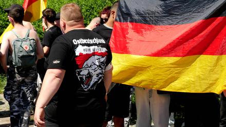Nazi-Demonstranten mit Deutschlandflagge (Symbolbild)