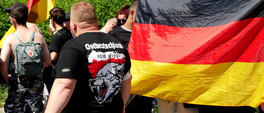 Nazi-Demonstranten mit Deutschlandflagge (Symbolbild)