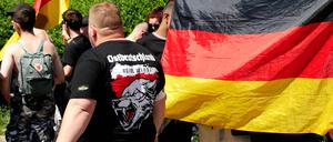 Nazi-Demonstranten mit Deutschlandflagge (Symbolbild)