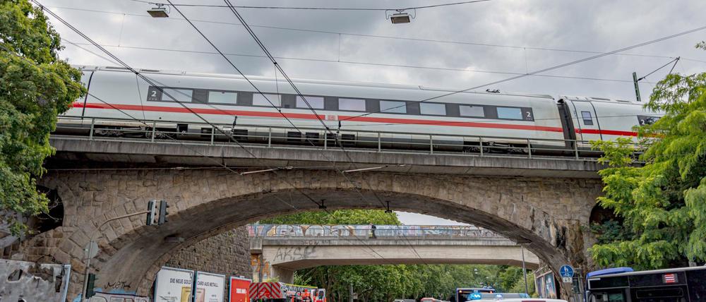 Viel Geduld mussten Fahrgäste eines liegengebliebenen ICEs haben, der am Montag in Köln strandete: Die letzten Fahrgäste konnten den Zug erst nach fünf Stunden und 20 Minuten verlassen.