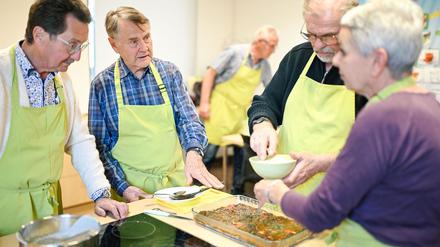 In einer Lehrküche begegnen sich in Ludwigshafen einmal im Monat Männer, die mehr verbindet als Kochen.