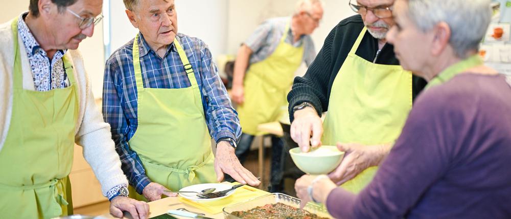 In einer Lehrküche begegnen sich in Ludwigshafen einmal im Monat Männer, die mehr verbindet als Kochen.