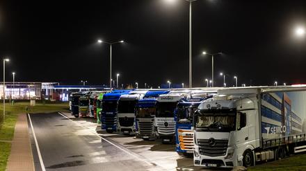 Der Platz für Lkw an Raststätten an Autobahnen ist knapp. (Archivcbild)