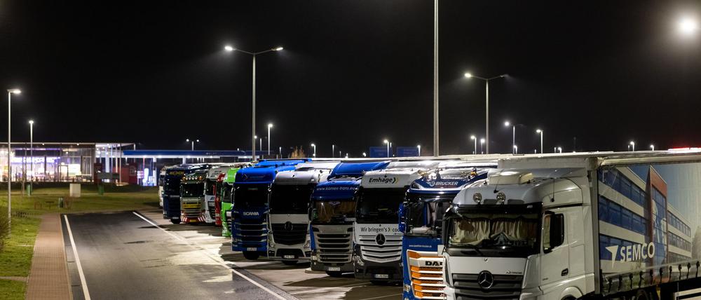 Der Platz für Lkw an Raststätten an Autobahnen ist knapp. (Archivcbild)