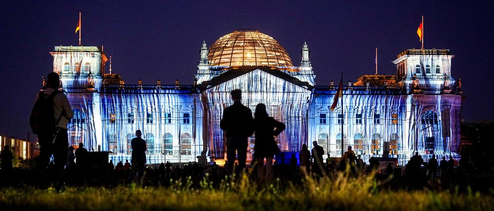 30 Jahre nach seiner Verhüllung wird das Reichstagsgebäude nach dem damaligen Vorbild angestrahlt.