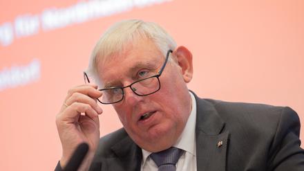 Karl-Josef Laumann (CDU), Minister für Arbeit, Gesundheit und Soziales des Landes Nordrhein-Westfalen, informiert bei einer Pressekonferenz über die neue Krankenhausplanung in Nordrhein-Westfalen. 
