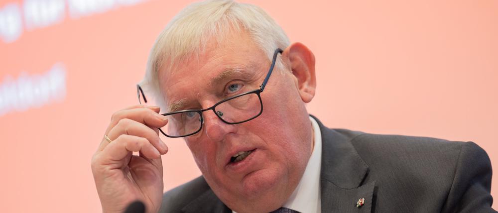 Karl-Josef Laumann (CDU), Minister für Arbeit, Gesundheit und Soziales des Landes Nordrhein-Westfalen, informiert bei einer Pressekonferenz über die neue Krankenhausplanung in Nordrhein-Westfalen. 