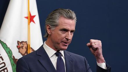Gavin Newsom, Gouverneur von Kalifornien, spricht auf einer Pressekonferenz in Sacramento (Symbolbild).