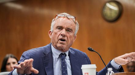 US-Gesundheitsminister Robert F. Kennedy Jr. sagt vor der Anhörung des Bewilligungsausschusses des Senats über den Haushalt des Gesundheitsministeriums auf dem Capitol Hill in Washington, D.C., USA, 20. Mai 2025, aus (Symbolbild).