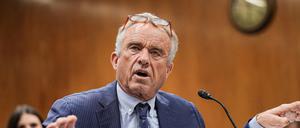 US-Gesundheitsminister Robert F. Kennedy Jr. sagt vor der Anhörung des Bewilligungsausschusses des Senats über den Haushalt des Gesundheitsministeriums auf dem Capitol Hill in Washington, D.C., USA, 20. Mai 2025, aus (Symbolbild).