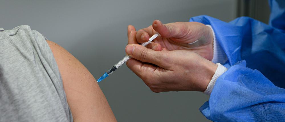 Ein Impfling lässt sich im Impfzentrum mit einem Corona-Impfstoff impfen. (Symbolbild)