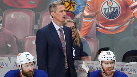 Oilers-Coach Kris Knoblauch und seine Stars Leon Draisaitl (r) und Connor McDavid haben die dritte Final-Partie bei den Florida Panthers verloren.