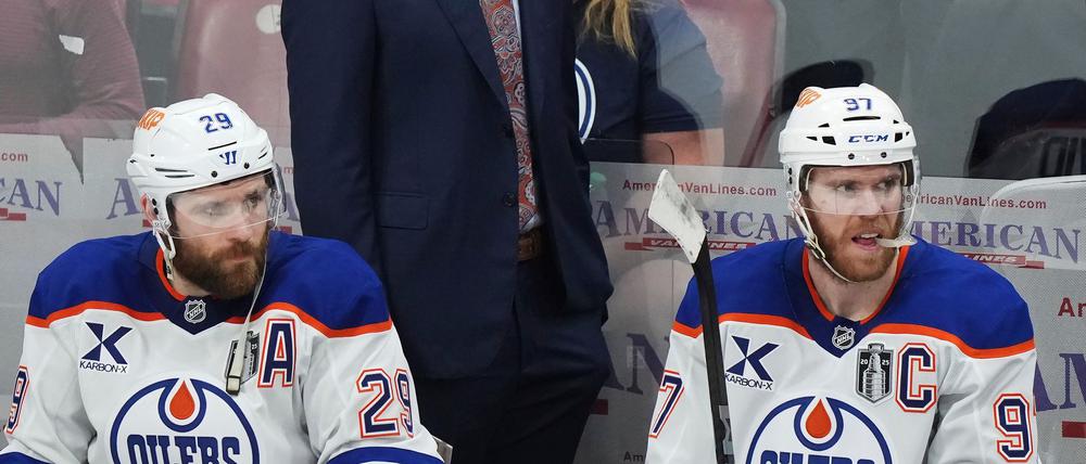 Oilers-Coach Kris Knoblauch und seine Stars Leon Draisaitl (r) und Connor McDavid haben die dritte Final-Partie bei den Florida Panthers verloren.