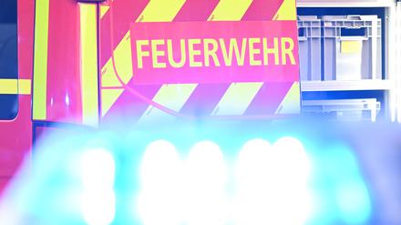 ARCHIV - 02.05.2025, Baden-Württemberg, Stuttgart: Ein Fahrzeug der Feuerwehr steht bei einem Einsatz auf einer Straße.